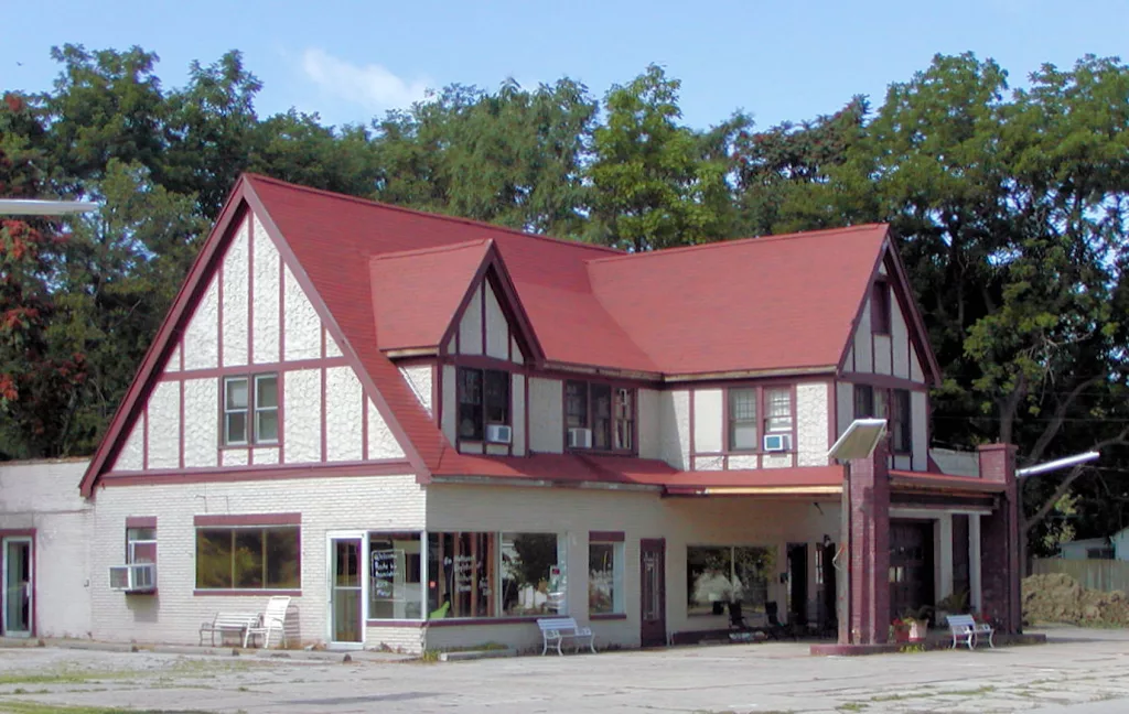 Antigua gasolinera de ladrillo rojo en la Ruta 66 en Illinois.