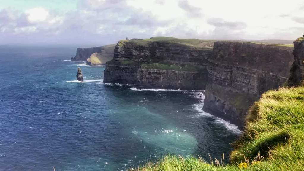 Acantilados de Moher en Irlanda, una vista espectacular desde la cima
