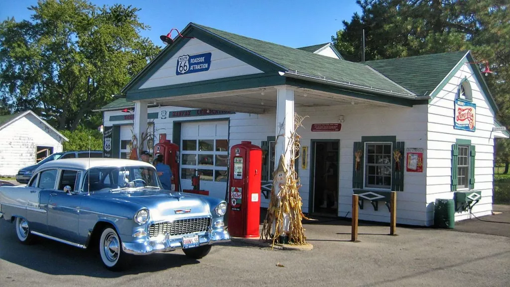 Antigua gasolinera Ambler's Texaco en la Ruta 66 con un coche clásico estacionado delante