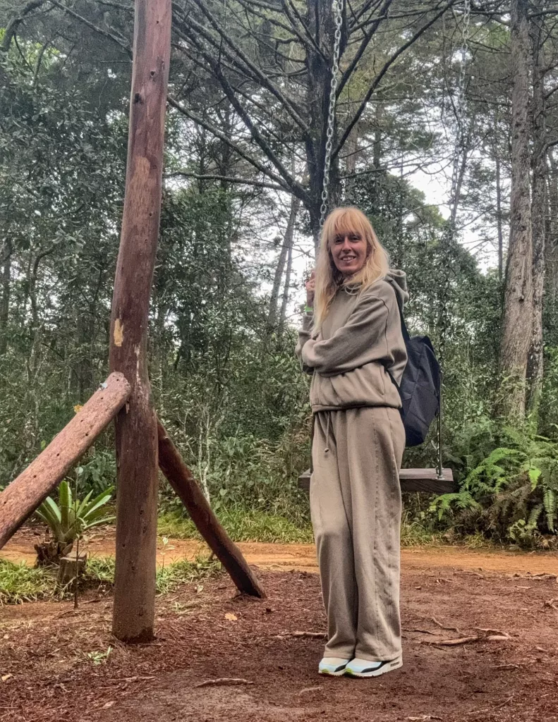 Ana disfrutando de un columpio en el Parque Arví en Medellín