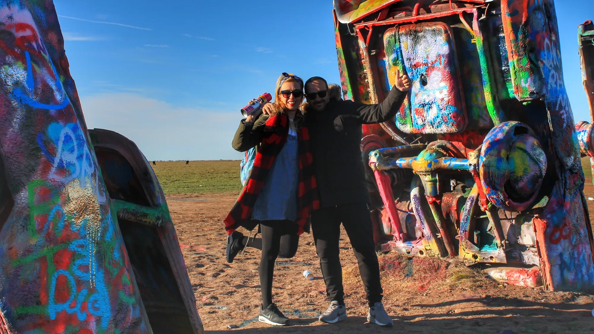 Ana y Miguelito en Cadillac Ranch