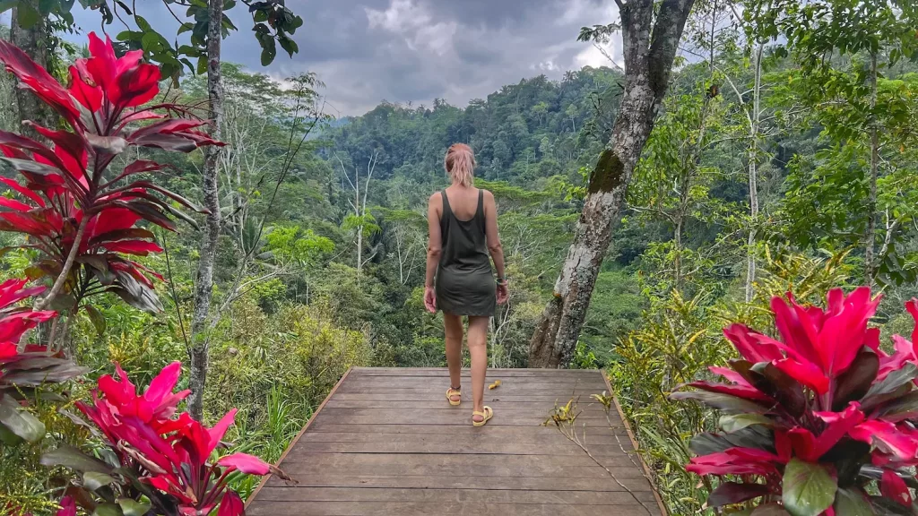 Ana en un spot fotográfico con vistas a la selva en el complejo de la cascada Leke Leke, Bali