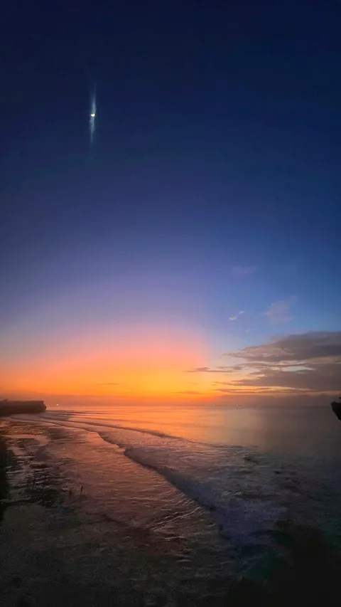 Atardecer en el acantilado de Balangan con vistas al océano.