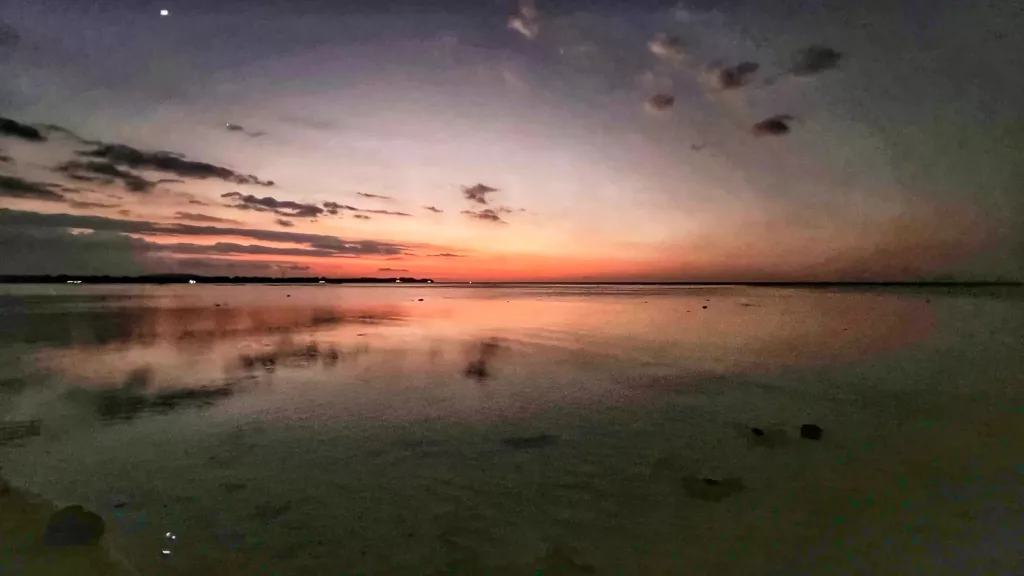 Atardecer en Gili Air con el cielo reflejado en el mar.