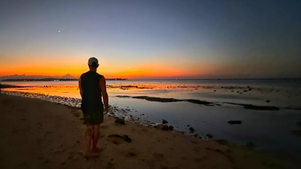 Atardecer en la playa de Gili Air con el cielo reflejado en el mar.