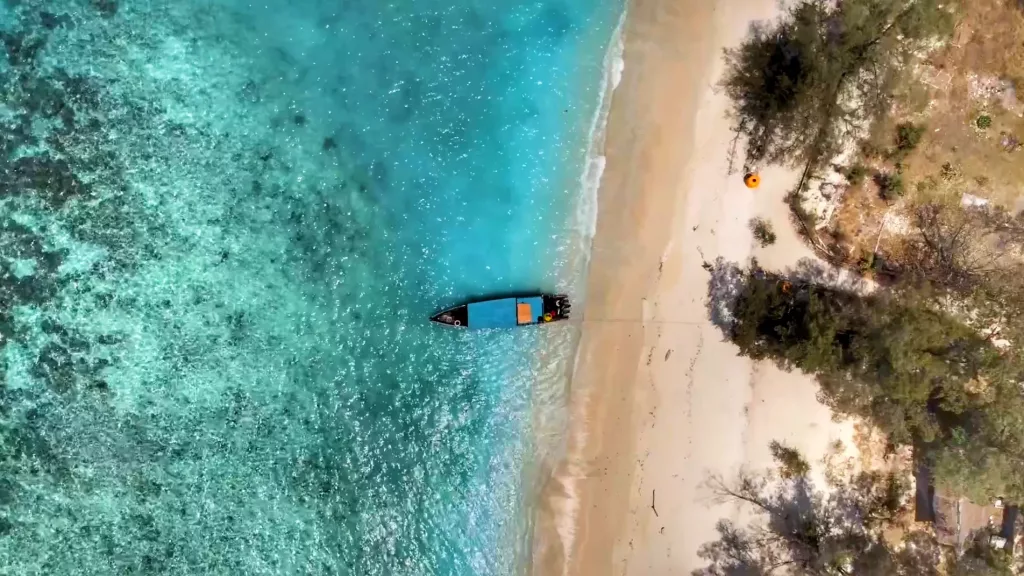 Vista aérea de un barco en la playa de Gili Air, Indonesia.