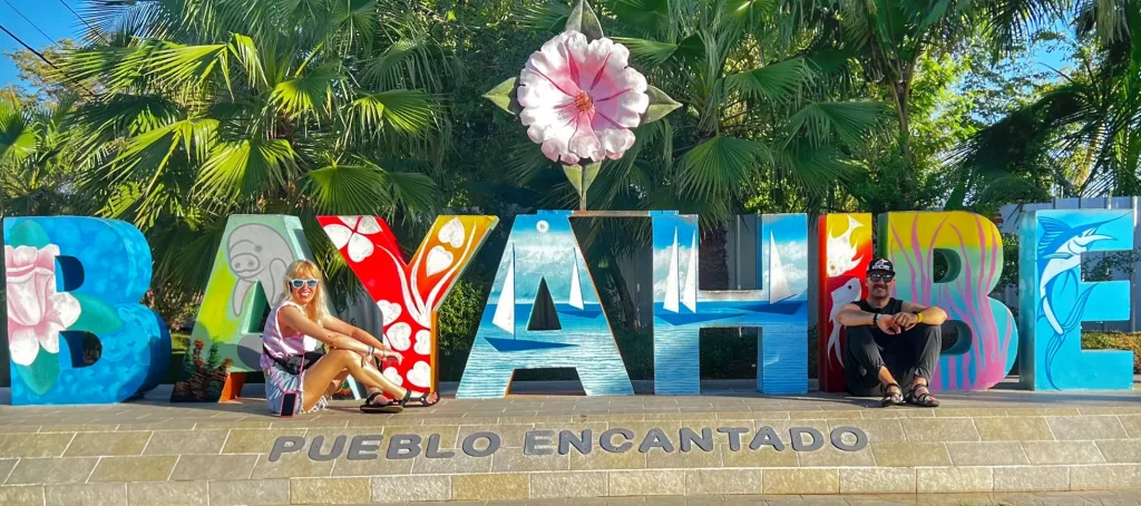 Ana y Miguelito en el colorido cartel de Bayahibe, el pueblo encantado de República Dominicana