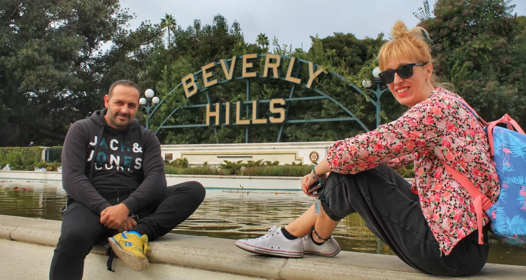 Ana y Miguel de Two on Trip en el icónico cartel de Beverly Hills