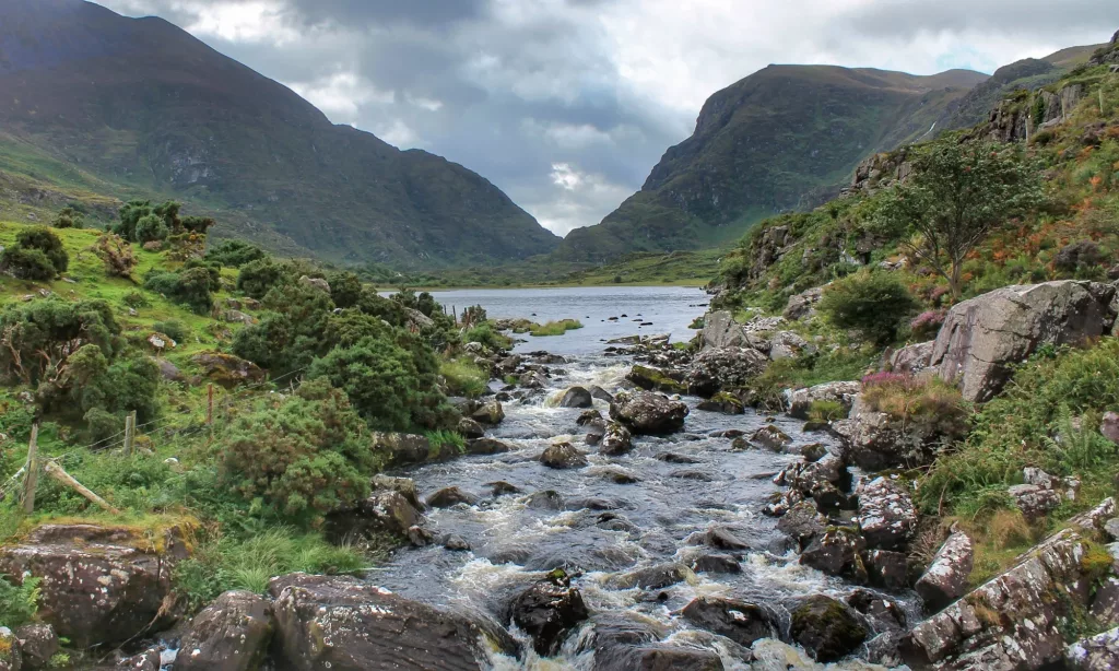 Black Lake en Irlanda, un rincón espectacular rodeado de montañas