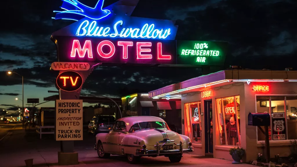 Blue Swallow Motel en la Ruta 66 en Tucumcari, Nuevo México, con su icónico letrero de neón.