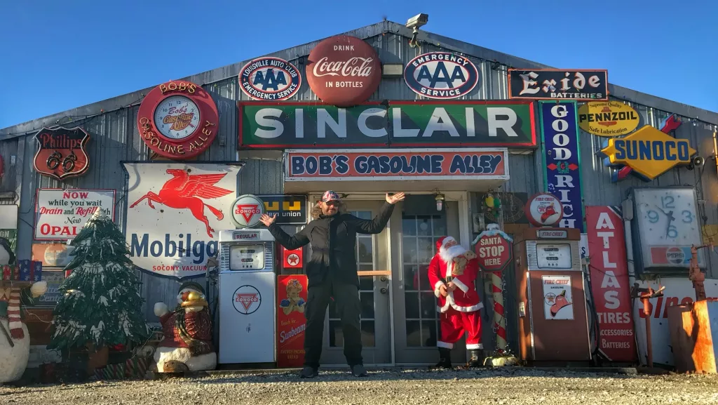 Fachada del Bob's Gasoline Alley en la Ruta 66 con Miguelito posando