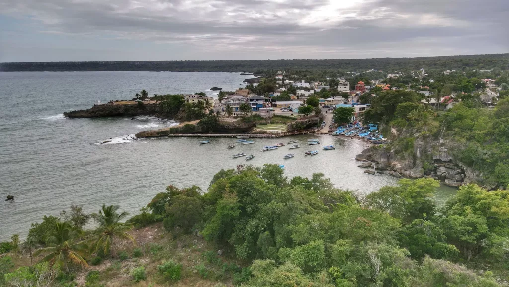 Vista panorámica de Boca de Yuma con su pequeña bahía, barcas y casas entre vegetación caribeña