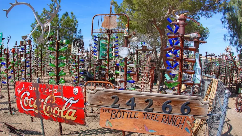 Bottle Tree Ranch en la Ruta 66, un lugar lleno de arte con botellas de colores