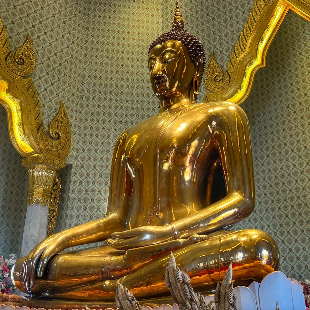 Buda de oro en el Templo del Buda de Oro en Bangkok