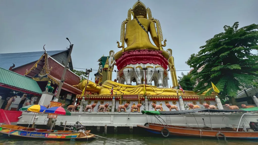 Impresionante estatua de Buda en Wat Khun Chan, Bangkok