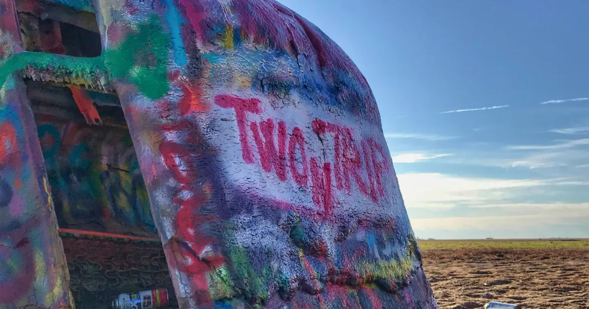 Cadillac Ranch con Two On Trip dejando huella