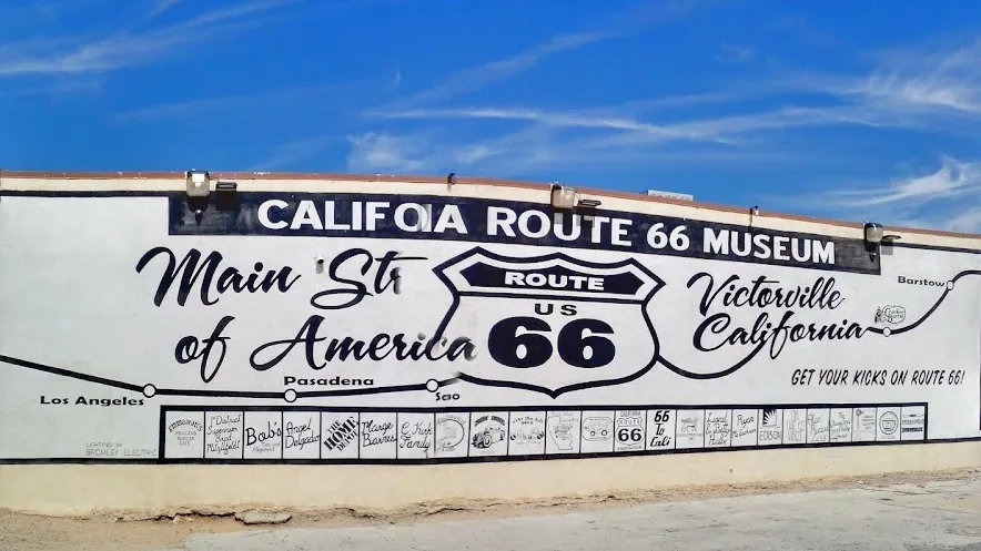 Mural del California Route 66 Museum en Victorville, con el icónico escudo de la Ruta 66