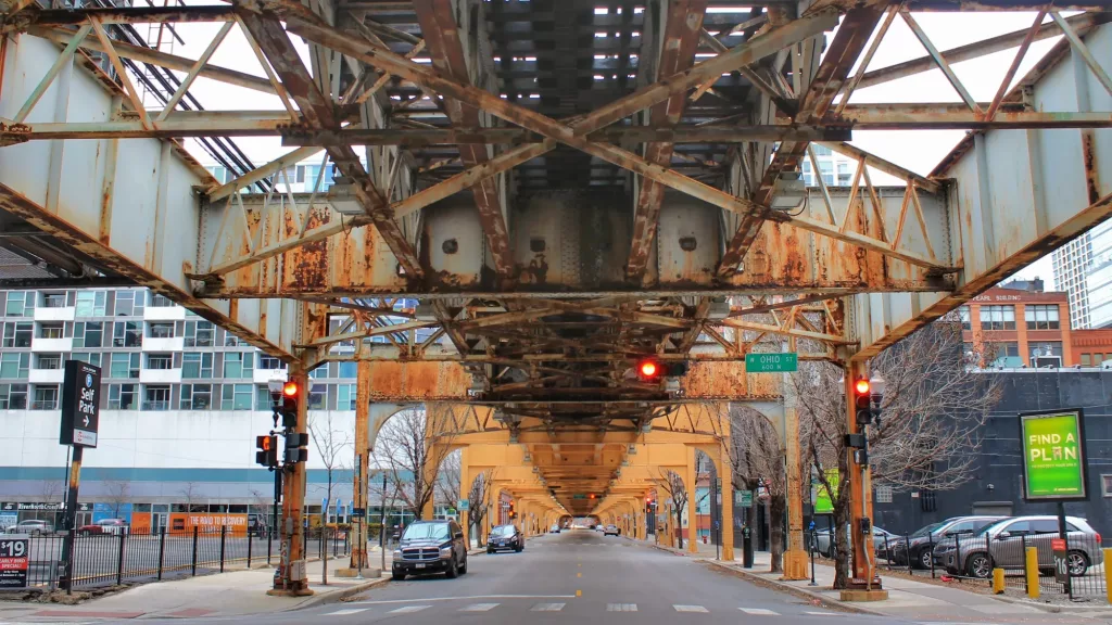Calle de Chicago con las icónicas vías elevadas del tren oxidado