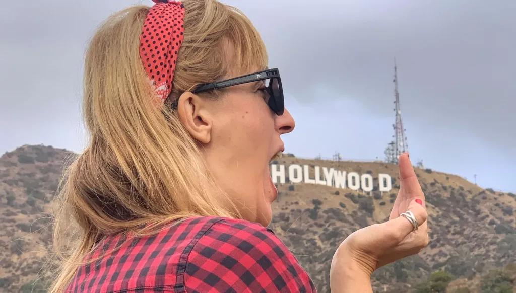 Ana de Two on Trip "comiéndose" el cartel de Hollywood en Los Ángeles
