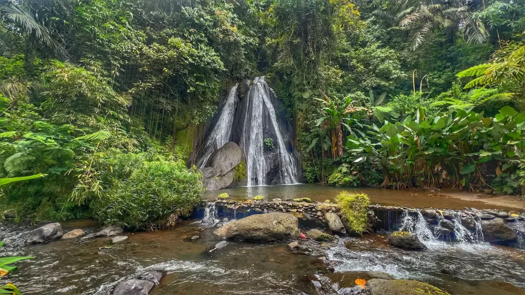 La cascada Campuhan en Bali, rodeada de vegetación exuberante y aguas cristalinas