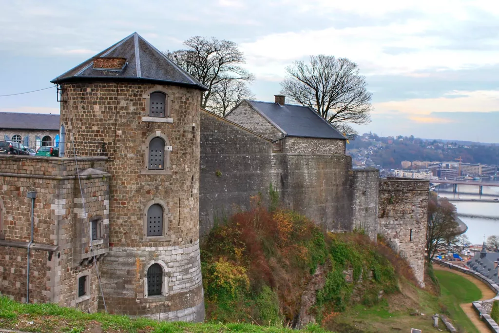 orre del Castillo de Namur, rodeada de naturaleza y vistas al río Mosa en Bélgica.