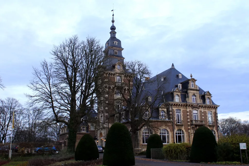 Château de Namur en Bélgica, un castillo histórico con arquitectura clásica.