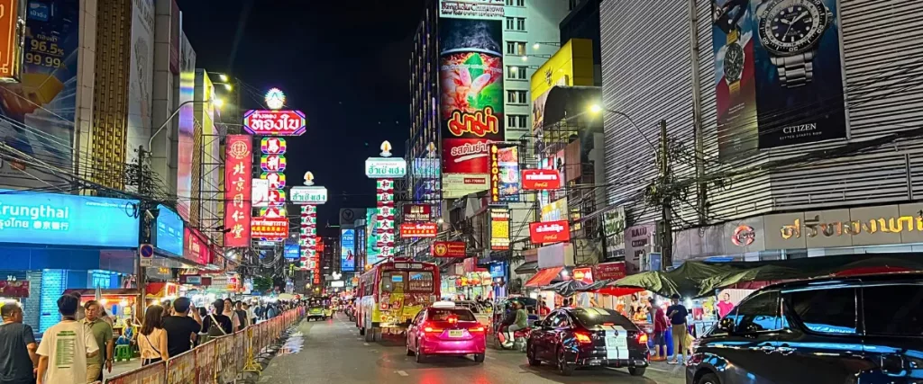 Calle de Chinatown en Bangkok iluminada por luces de neón