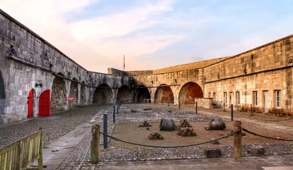 Vista de la Ciudadela de Dinant, Bélgica, con sus antiguos muros y cañones de piedra.