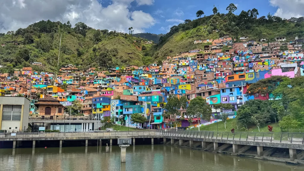 Vista panorámica de la Comuna 3 en Medellín, un estallido de colores y arte urbano