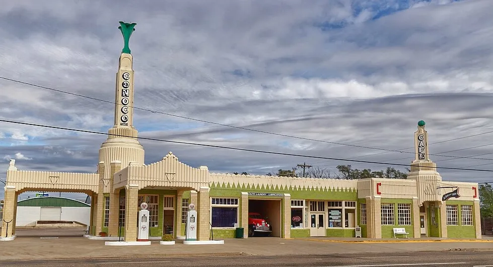 Edificio Conoco Tower y U-Drop Inn Cafe en la Ruta 66 en Shamrock, Texas.