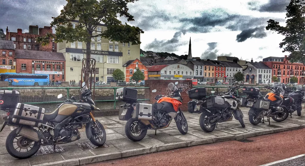 Motos aparcadas junto al río en Cork, Irlanda