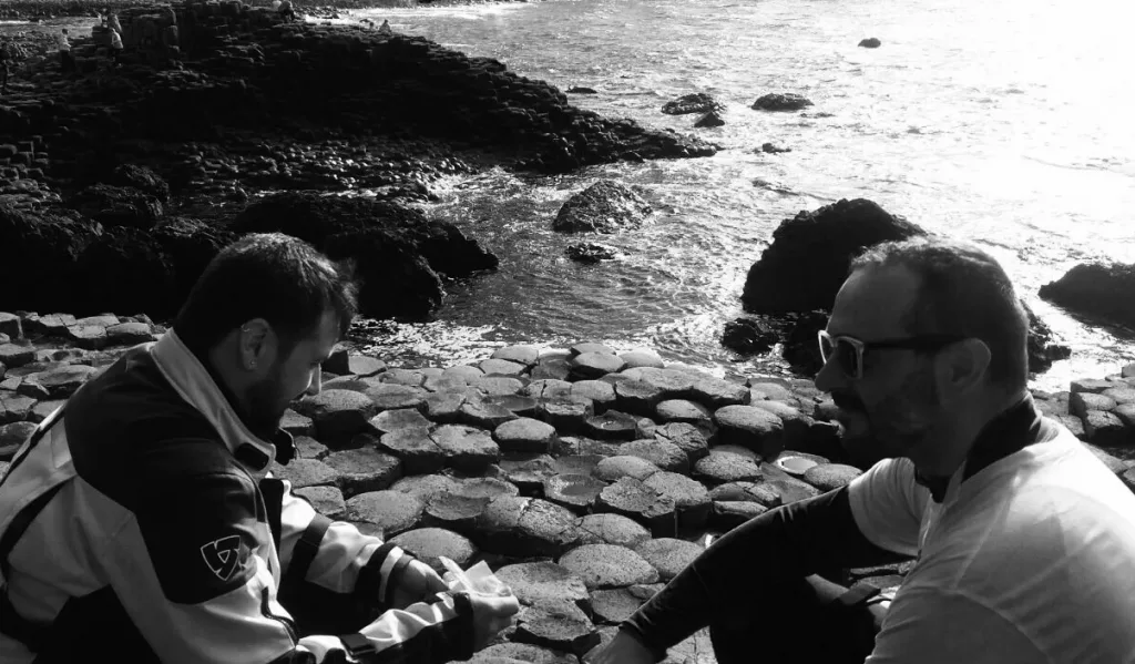 Costa de Irlanda en la Calzada del Gigante