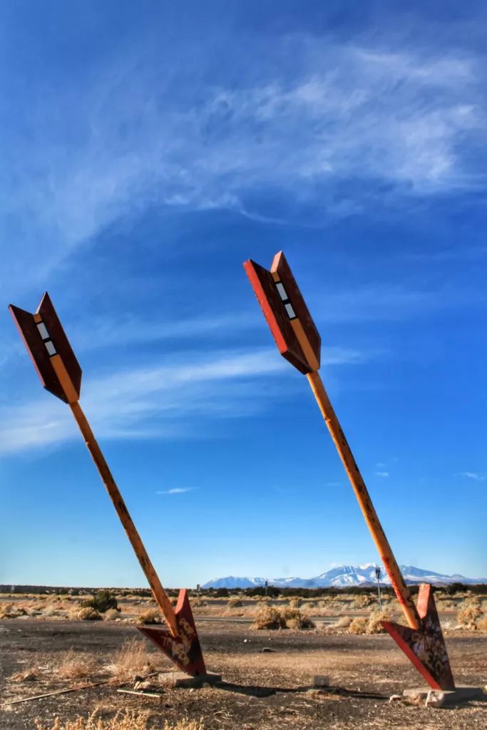 win Arrows en la Ruta 66 en Arizona, icono histórico del viaje por carretera.