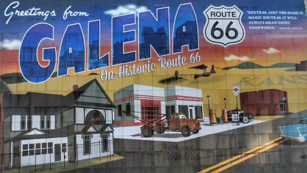 Mural de Galena en la Ruta 66 con referencia a Cars