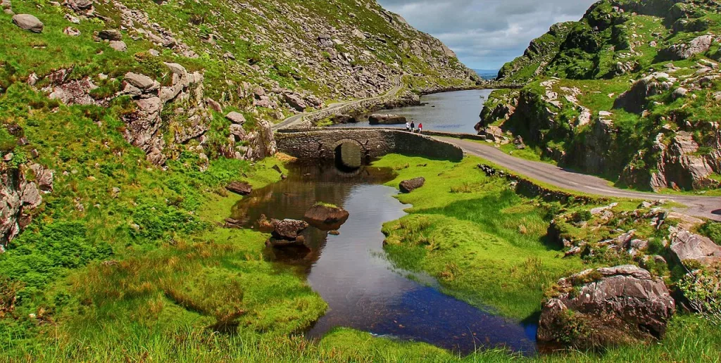 Gap of Dunloe en Irlanda, una carretera de montaña rodeada de paisajes verdes ideal para recorrer en moto