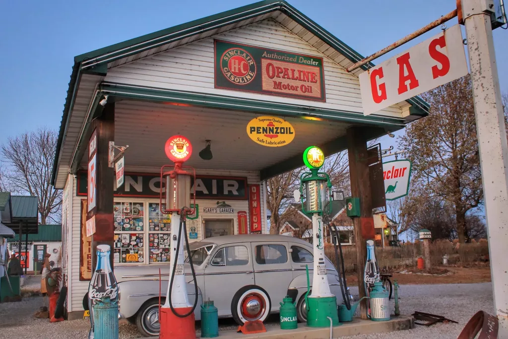 Gay Parita Gas Station en la Ruta 66 con surtidores vintage y coche clásico