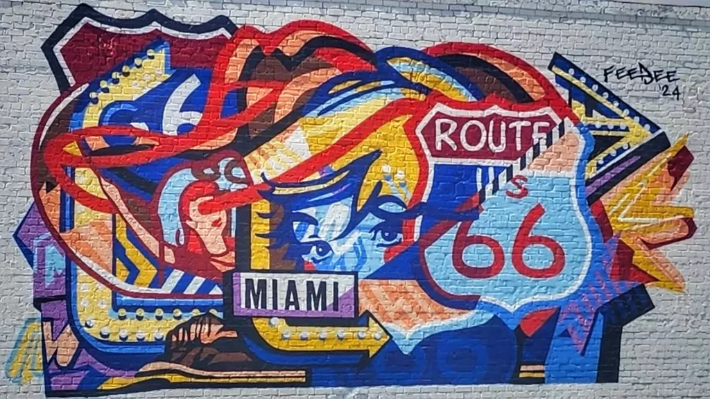 Graffiti colorido en Miami, Oklahoma, con el icónico escudo de la Ruta 66
