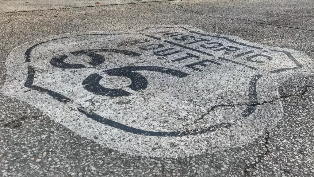 Señal histórica de la Ruta 66 pintada en el asfalto en Missouri