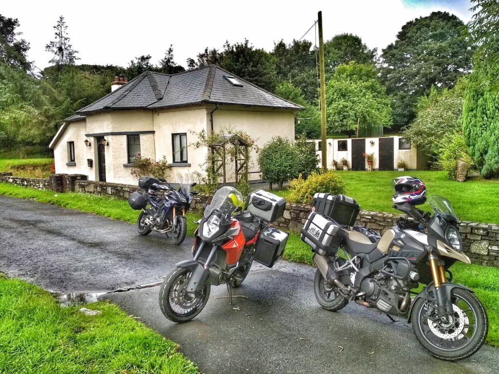 Ruta en moto por Irlanda con paisaje rural