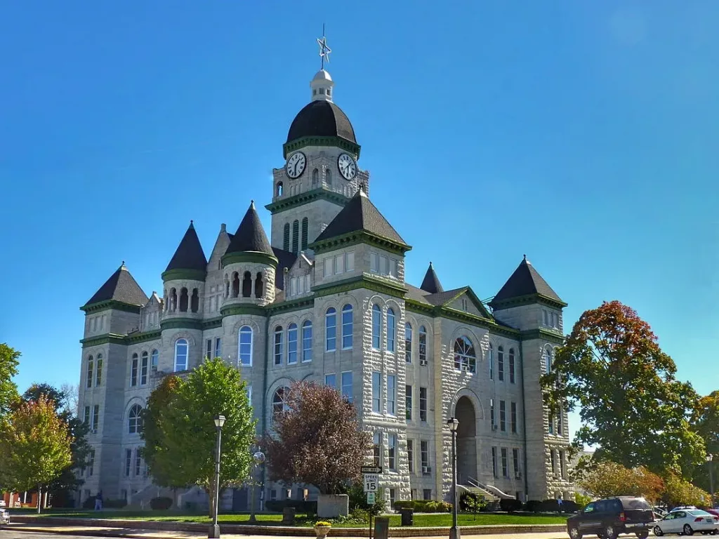 Edificio del Jasper County Courthouse en Carthage, Missouri, a lo largo de la Ruta 66