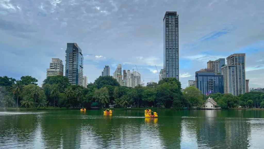 Lago del Parque Lumpini en Bangkok con skyline de fondo
