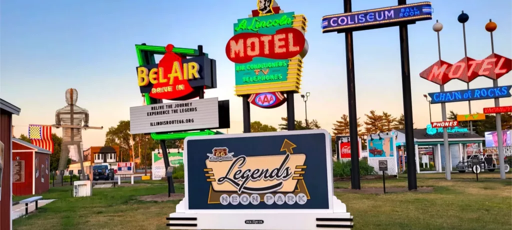 Legends Neon Park en la Ruta 66, con letreros vintage iluminados