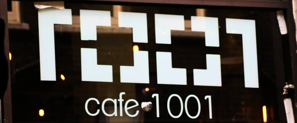 Entrada del Café 1001 en Londres, un rincón alternativo lleno de buen ambiente