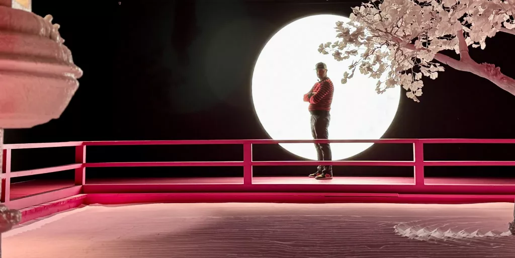 Miguelito en el Lunar Garden de Daniel Arsham en el MOCO London