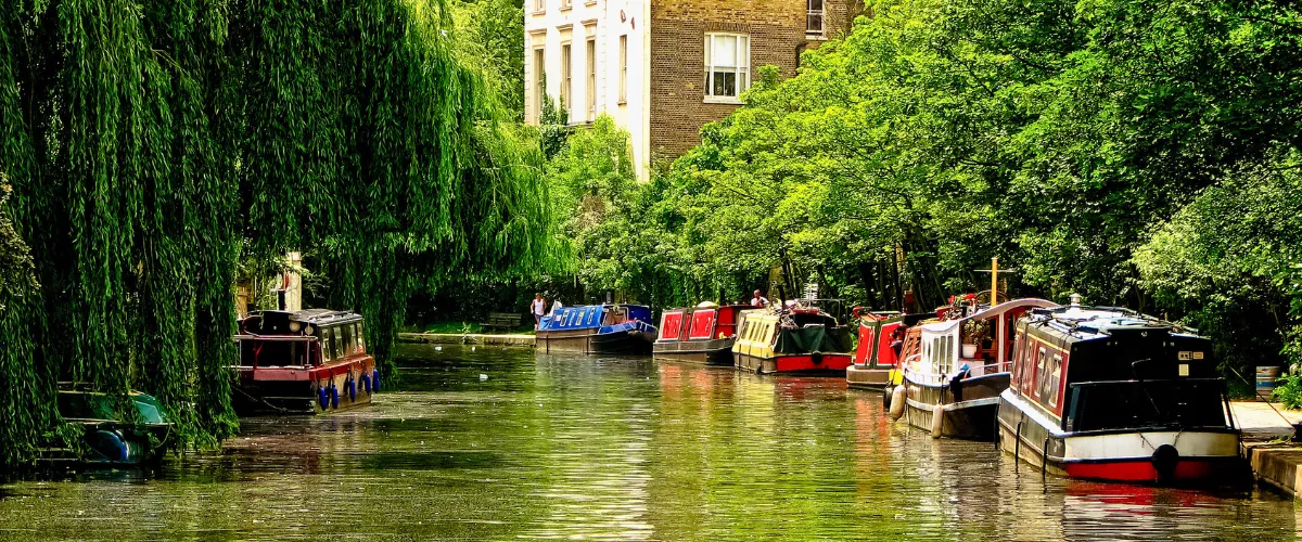 Regent's Canal en Londres, cerca de Camden Lock y Regent's Park