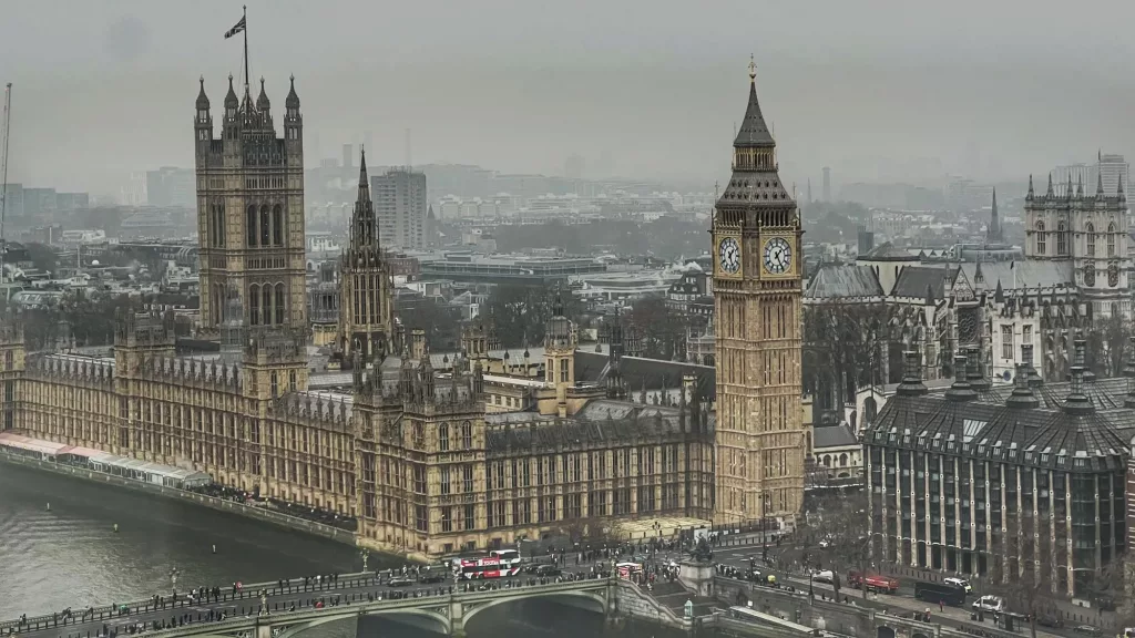 Impresionante vista del Parlamento y el Big Ben en Londres con un cielo gris que le da un toque épico