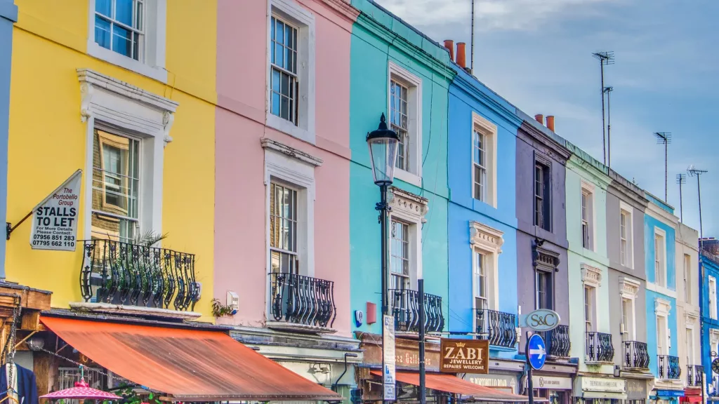 Casas de colores en Portobello Road en Londres, un rincón lleno de encanto y buen rollo