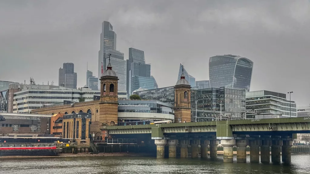  Impresionante skyline de la City de Londres con sus icónicos rascacielos bajo un cielo gris