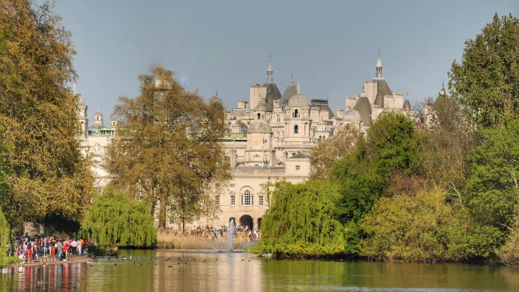 Vista del Palacio de Whitehall desde St. James's Park en Londres rodeado de naturaleza