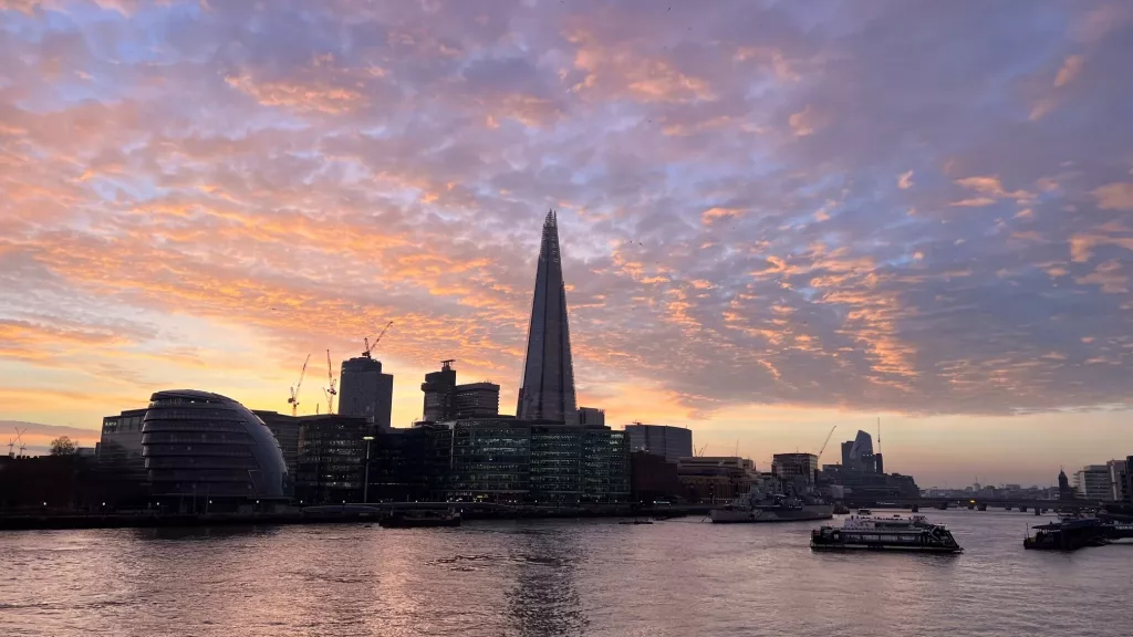 The Shard en Londres iluminado por un atardecer de colores espectaculares